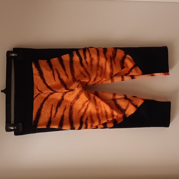 Blackmilk Tiger Stripe Crop Leggings - Picture 9 of 14